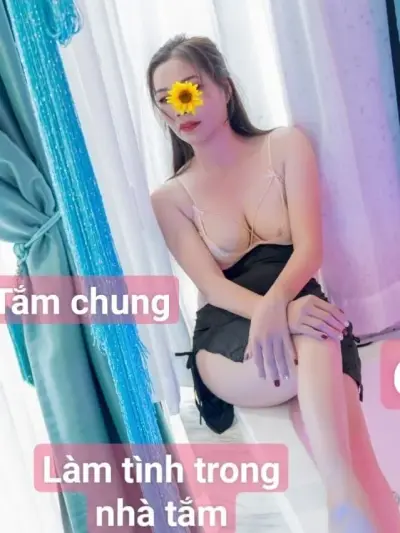 Phương Linh- Ngực cực khủng. Và rất chiều khách