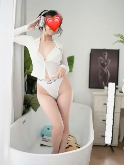 Quỳnh anh, da trắng nõn nà gặp là ghiền.